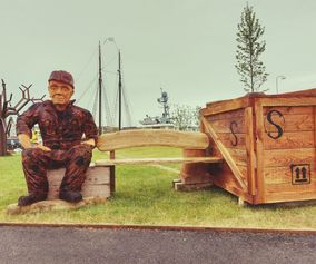 Træskulptur af Værftarbejder på Svendborg havn